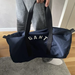 Gant väska  - Säljer denna gant bagen pga får ingen användning av den längre. Väskan är knappt använd och är i väldigt bra skick 
