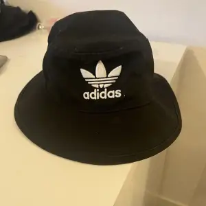 Adidas hatt nyskick❤️ nypris 300