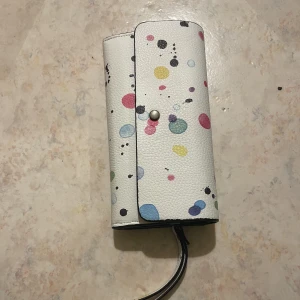 Desigual plånbok  - En fin Desigual plånbok sälja på grund av att den aldrig använts. Går att vränga så den blir i svart färg också.