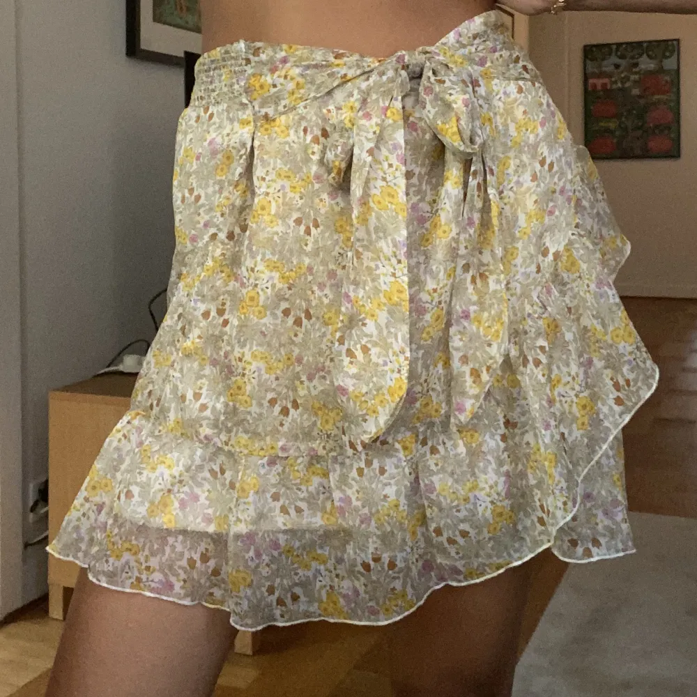 Mönstrad blommig kjol från Neo Noir som jag tyvärr aldrig använt. . Kjolar.