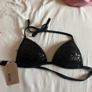 Bikini överdel  - säljer 2 bikini överdelar som aldrig används, prislapp kvar. Säljer pågrund av att jag köpte fel stolek ❤️ svart såld