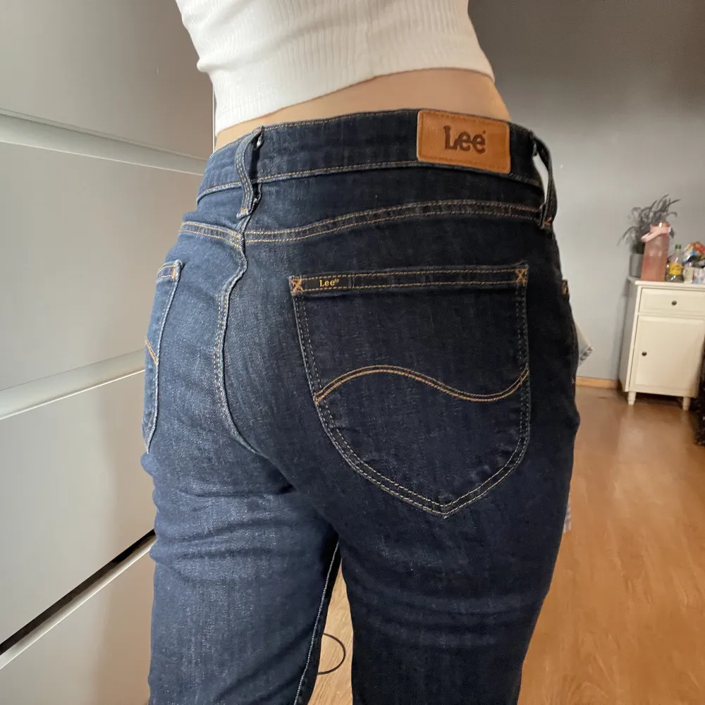Superfina lågmidjade skinny jeans ifrån Lee. Fått dessa och de är alldeles för stora i midjan. Har vanligtvis W23. Helt nyskick och knappt använda. . Jeans & Byxor.