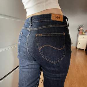 Superfina lågmidjade skinny jeans ifrån Lee. Fått dessa och de är alldeles för stora i midjan. Har vanligtvis W23. Helt nyskick och knappt använda. 