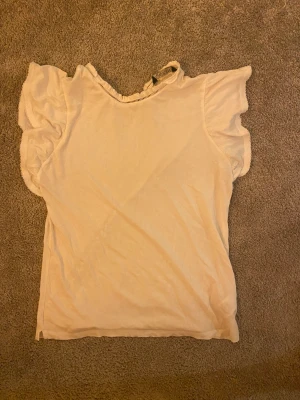 T shirt - Säljer min gulliga tröja som är köpt utomlands. Den ända defekten är att knappen inte får att fästa men det är enkelt att bara sy fast tråden igen. Annars i fint skick 