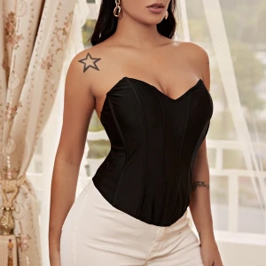 Svartglansig bandeau topp i strl XS - Svartglansig bandeau topp i strl XS, passar även S-M. Använd 1 gång.