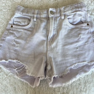 Lila jeansshorts 💜 - Jättefina jeansshorts från zara som jag köpte för ungefär ett år sedan. I använt skick men fina ändå. 💜✨