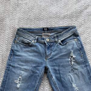 Lågmidjade jeans med hål från Dolce & Gabbana🔥 midjemåttet 37 rakt över innerbensmåttet 87cm💕 i benen är de raka med lite utsvängning