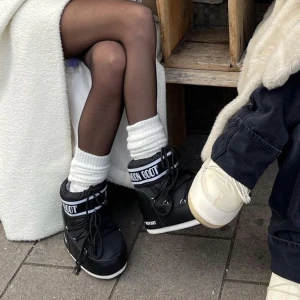 Moonboots  - Säljer nu mina moonboots som jag köpte i vintras. De är väldigt fina i skicket och använda fåtal gånger. Jag har dem i storlek 39/41 och jag har alltid antigen 39 eller 40 och dem passar perfekt🥰