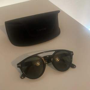 Solglasögon från Tom Ford  Bra skick, modellen Clint  Kommer med originalfodral och oanvänd mikrofibersduk