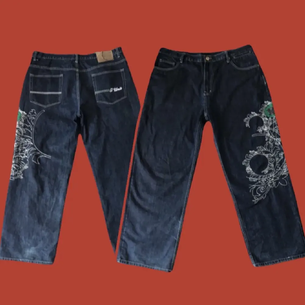 tvär feta G-Unit jeans, very similar to ed hardy🐊 they too big on me😓😓säljer billigt cause dont need em 🙏🗣️Kom privat för fler bilder 💯🐊🤖‼️KÖPARE STÅR FÖR FRAKT‼️. Jeans & Byxor.