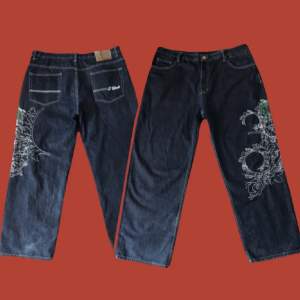 tvär feta G-Unit jeans, very similar to ed hardy🐊 they too big on me😓😓säljer billigt cause dont need em 🙏🗣️Kom privat för fler bilder 💯🐊🤖‼️KÖPARE STÅR FÖR FRAKT‼️