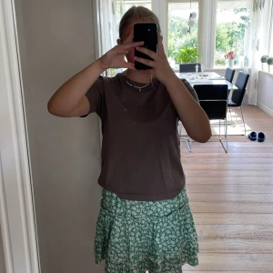 T-shirt brun - Storlek S  Basic T-shirt Har använts en gång inga fläckar passar till det mesta