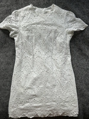 Zara klänning - Så fin zara klänning som är perfekt till sommaren och knappt använd!