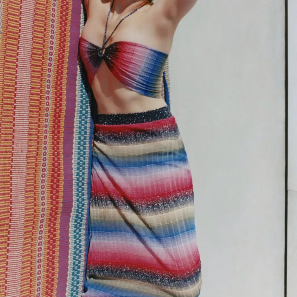 Säljer det här superfina settet från Zara ❤️strl M på kjolen och S på toppen . Kjolar.