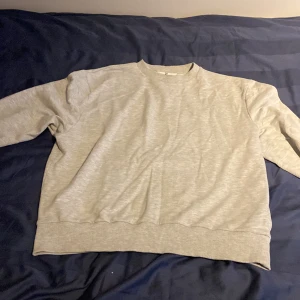 Grå sweatshirt  - St M Fint skick 