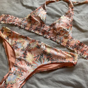 Bikini  - Bikini sett som knappt är använd, överdelen är stretchig i bandet.