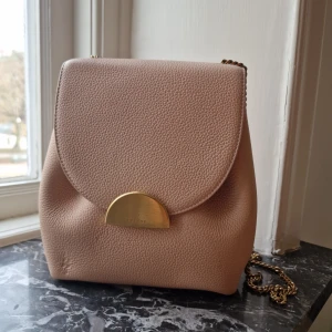 Polene number one mini - Vacker läderväska från populära märket Polene i underbar ljusrosa färg. Säljs ej längre.   Köpte den second hand för 2 år sen av en influencer. Har ej dustbag och kartong 