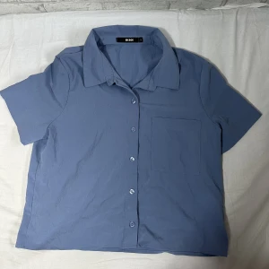 Blå Blus - En lite croppad blus med jätte skön material. Oanvänd och rätt i storlek! Vill sälja eftersom att det inte är min stil. Pris kan diskuteras!💞