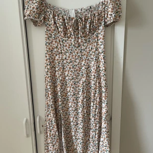 Klänning  - Använd fåtal gånger så toppenskick!  Strl S 