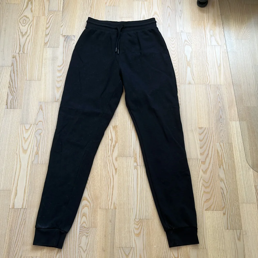 Svarta mjukisbyxor från SOC. Använda men i bra skick. Jeans & Byxor.