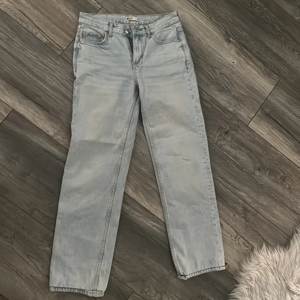 Ett par snygga ljusblåa low waist straight jeans från gina tricot i st 32 🙏🏼💋 lite uppsydda så att dom passar mig som är 160 🤠❤️‍🔥 . Jeans & Byxor.