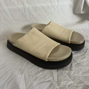 Sandaler från COS. Endast använd några få gånger. Köpta för 1350! Säljs för de inte kommer till användning. 
