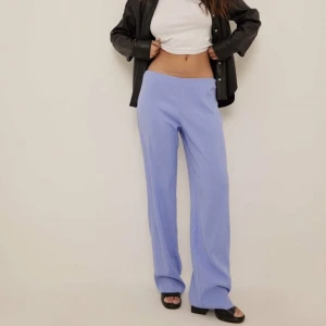 Kostymbyxor  - Säljer dessa supersnygga kostymbyxor i en unik färg. Från Na-Kd och helt oanvända Jättebra passform!🌸 