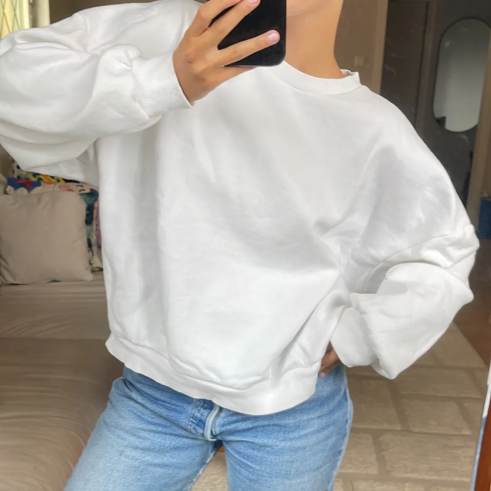 Vit sweatshirt från Ginatricot i storlek XL! Funkar bra som oversized då jag normalt är en S i kläder🌼 har en liten defekt, se bild 3  Köpt för 260 kr . Hoodies.