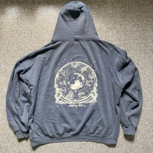 Zodiac sign hoddie  - Tänkte sälja min zodiac sign hoddie från Urban outfitter. Säljer den pågrund utav att jag aldrig använder den. Har används Max 1 gång. Vet inte storleken men den är stor på mig som har xs.Den har inga defekter. (Skriv till mig innan köp) köpt för 600kr