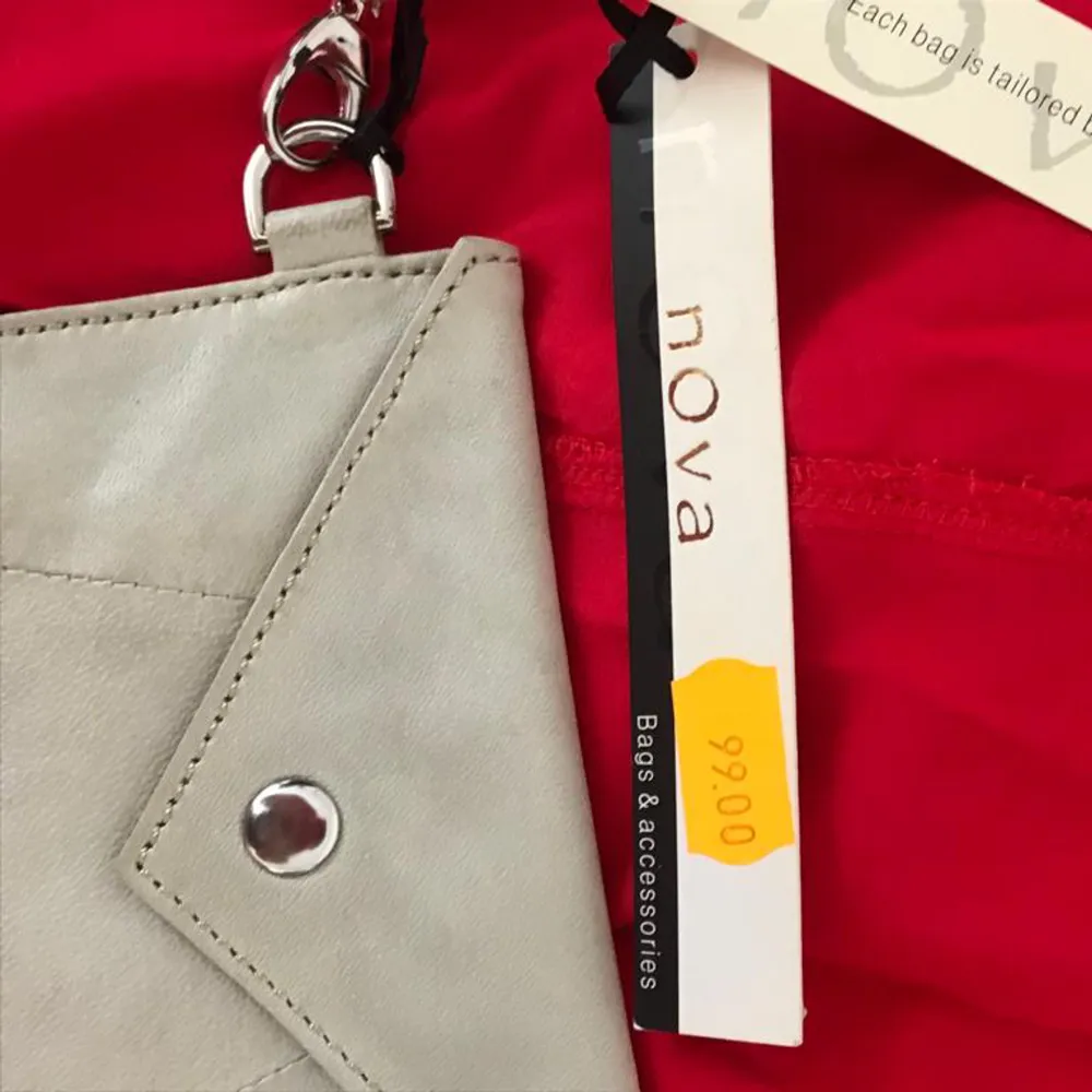 Säljer denna jättefina plånboken gjort av riktigt läder från märket Nova för 89kr❤️ . Väskor.