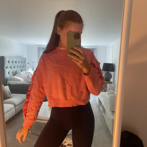 Rosa croppad tröja - Säljer min tröja från & other stories då den är för liten. Har detaljer på ärmarna och är lite kortare i modellen. Använd ett fåtal gånger Köparen står för frakt 💕