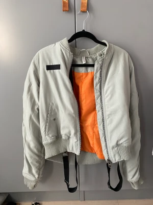 Cool jacka från H&M - Storlek 38 (passar även 36). Märke: DIVIDED (från H&M). Fint skick 