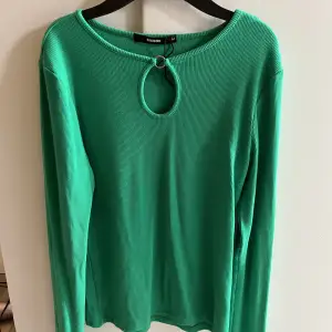 Grön långärmad tröja från bikbok. Mer grön i verkligheten 