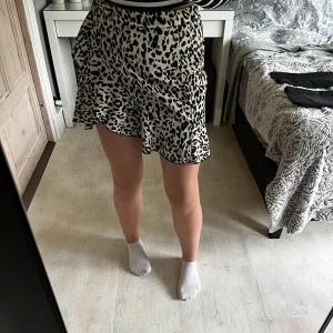 Somrig kjol  - Fin somrig kjol som jag endast andvänt en gång, jätte mjuk i materialet, skriv privat för mer bilder! 