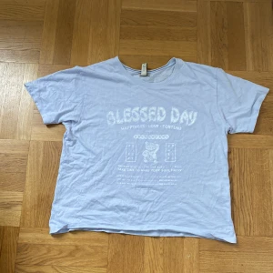T-shirt med tryck  - Från Pull&Bear i syrenlila  Storlek S Tryck är slitet 