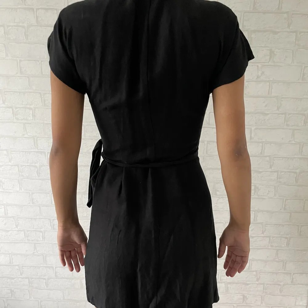 Super snygg svart klänning, säljer då den tyvärr inte kommer till någon användning längre . Klänningar.