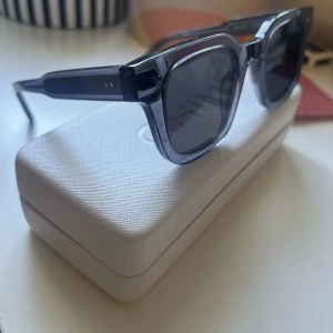 Chimi solglasögon 04 - använda fåtal gånger för jag beställde fel. Fodral följer med, skicka ett meddelande om du vill ha fler bilder. Kan posta eller mötas upp i Örebro. Köparen står för frakten. Köpta för 1250, INGE BYTE!🫵🏻 !!!!!!!!’SKRIV INTE OM DU ÄR OSÄKER PÅ KÖP!!!!!🫵🏻