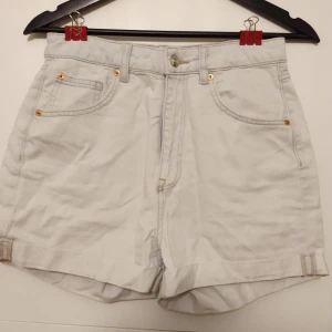 Ljusa denim shorts  - Ljusa denimshorts. Jag har satt i ett resårband i midjan som kan sjusteras så att midjan blir tajtare
