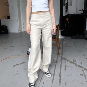 LXA Linnebyxor - Säljer ett år helt nya linnebyxor från LXA, säljes på grund utav att de var alldeles för långa på mig som är 165cm! Endast prövade.