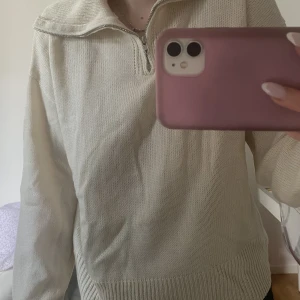 Zipup tröja - Stickad zip up tröja i storlek S💕