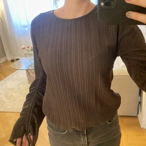 Topp från gina tricot - Plisserad topp från gina tricot. Mycket bra skick
