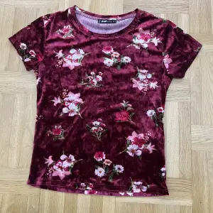 Vinröd t-shirt med blommor i sammetstyg, storlek S. 