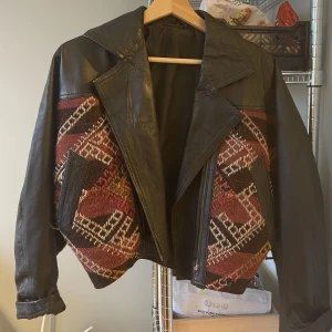 Läderjacka - Ett guldkorn fyndat secondhand. Storlek är XS-S nått sånt. Pris exkl. frakt. 