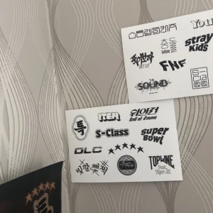 Stray kids  - Säljer skz 5dtar stickers 30kr st = frakt skriv gärna om ni har några frågor 