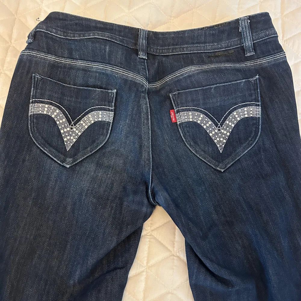 Lågmidjade levis jeans med coola fickor. Bra skick storlek s. Unika . Jeans & Byxor.