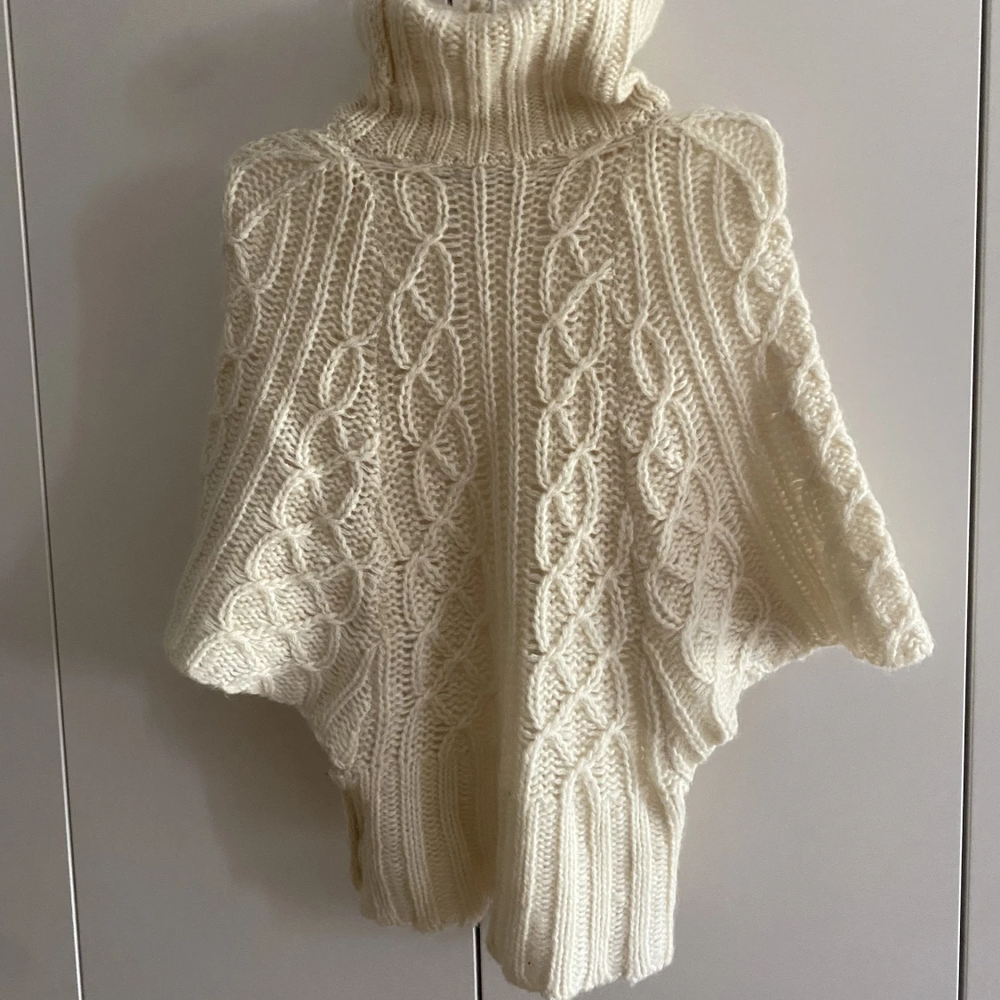 Stickad tröja med krage