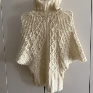 Stickad tröja med krage - Jätte skön och mysig tröja, perfekt till kvällen på sommaren och mycket mer. Säljer pågrund av för liten storlek