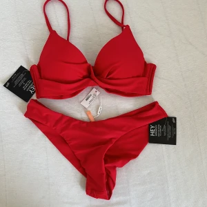 Bikini  - Bikini från Nelly, helt ny. Toppen är storlek 75D och trosan är S. Den har pushup. Nypris överdel: 249kr, nypris underdel 129kr. 