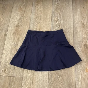 Minikjol - Minikjol som tyvärr var alldeles för mini för min smak. Aldrig använd, enbart testad.  Mjukt mjukis material och det går såklart att välja vilken midjehöjd man vill ha.