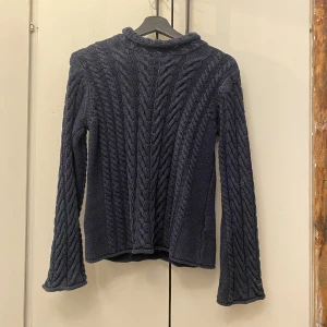 Stickad Tröja - Perfekt till höst/vinter. Väldigt bra för layering. Jag gillade inte kragen på mig så därför säljer jag.